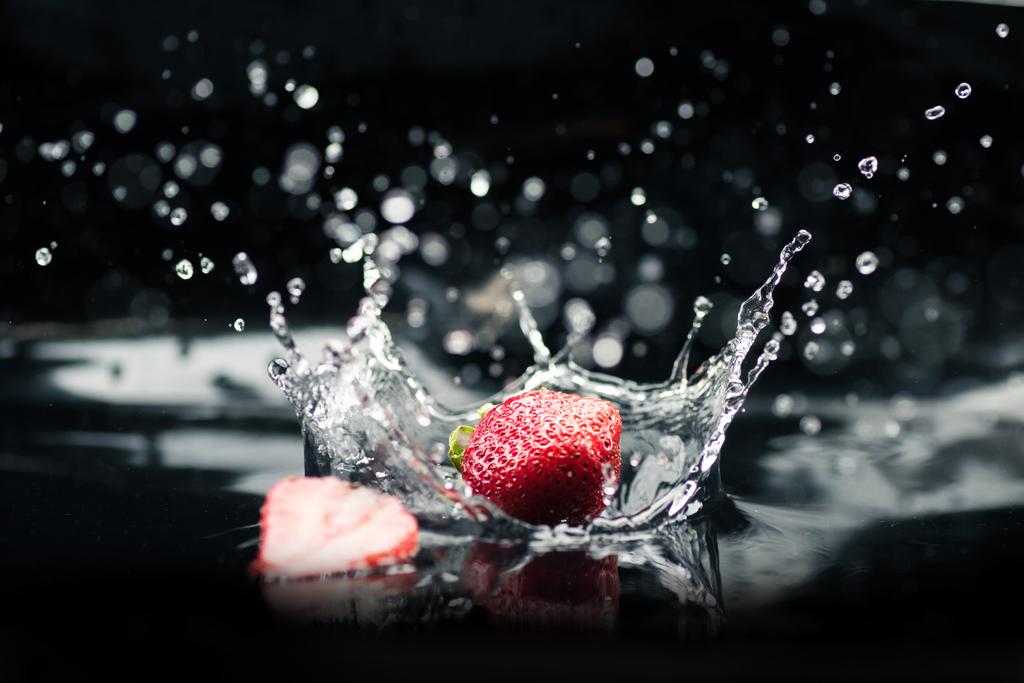 fresas maduras que caen en el agua
 - Foto, imagen