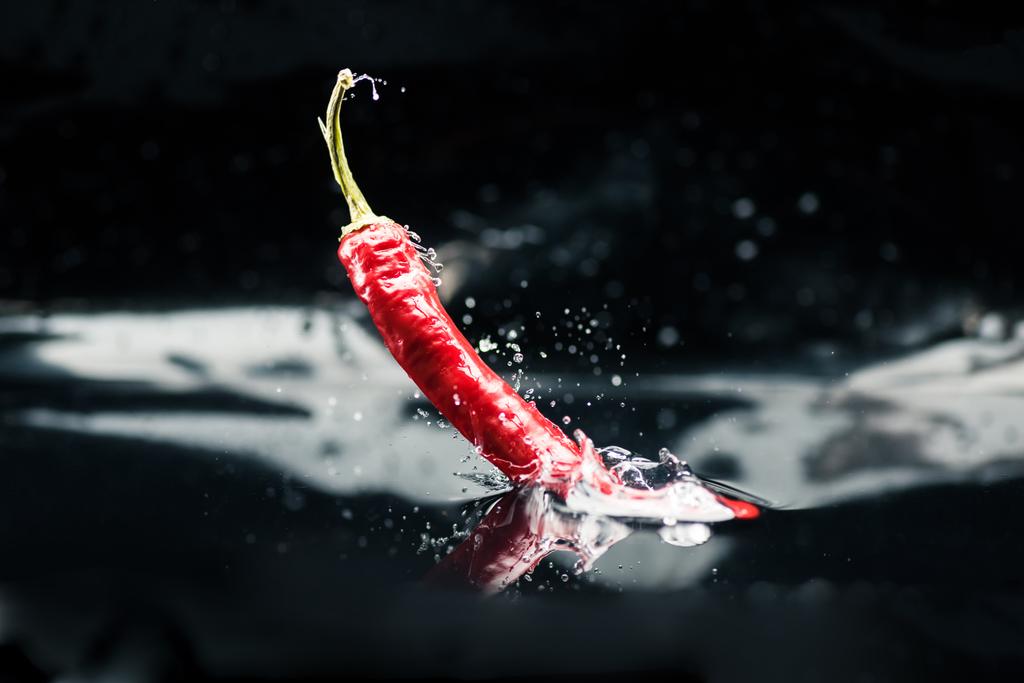 papryka chili wchodzących w wodzie - Zdjęcie, obraz