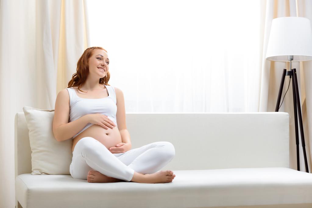 Femme enceinte touchant son ventre - Photo, image