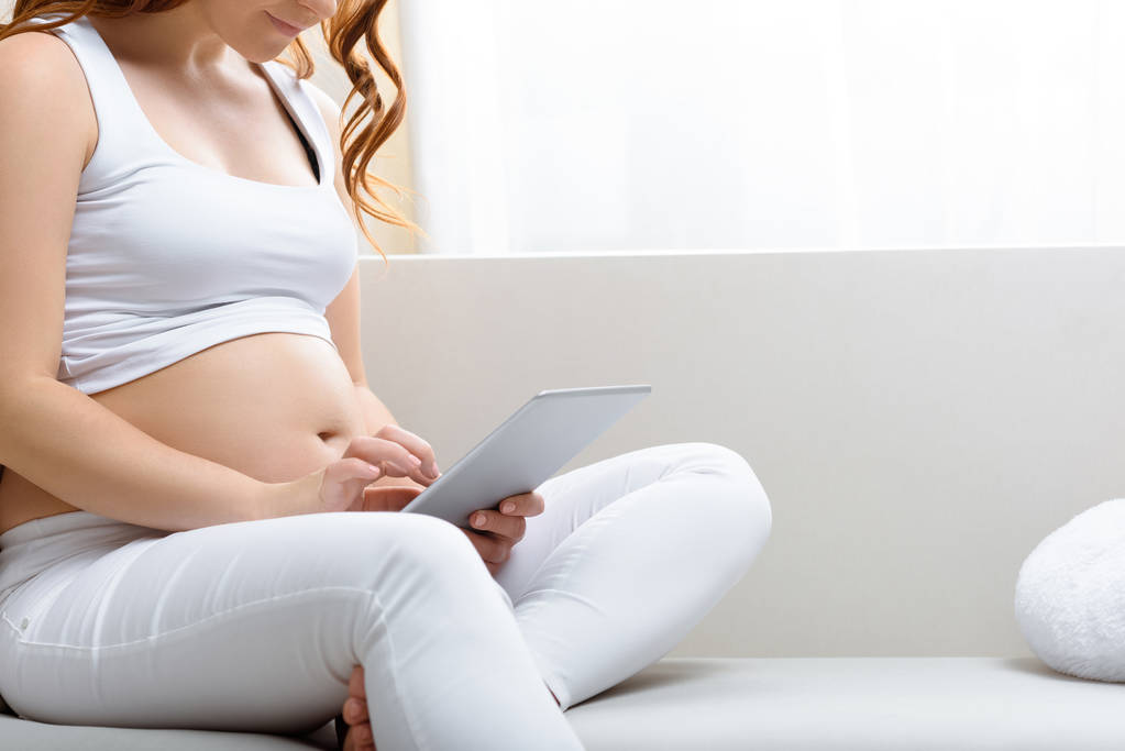 έγκυος γυναίκα με ψηφιακή δισκίο - Φωτογραφία, εικόνα