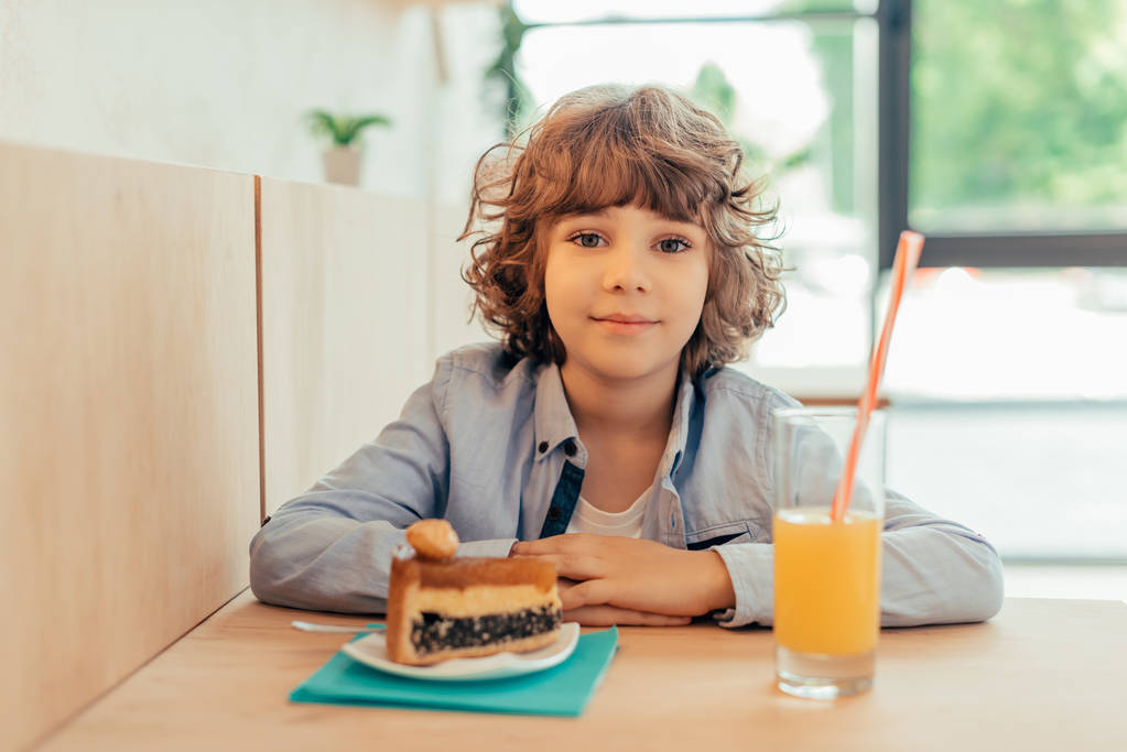 cheerful curly boy in cafe - Photo, Image