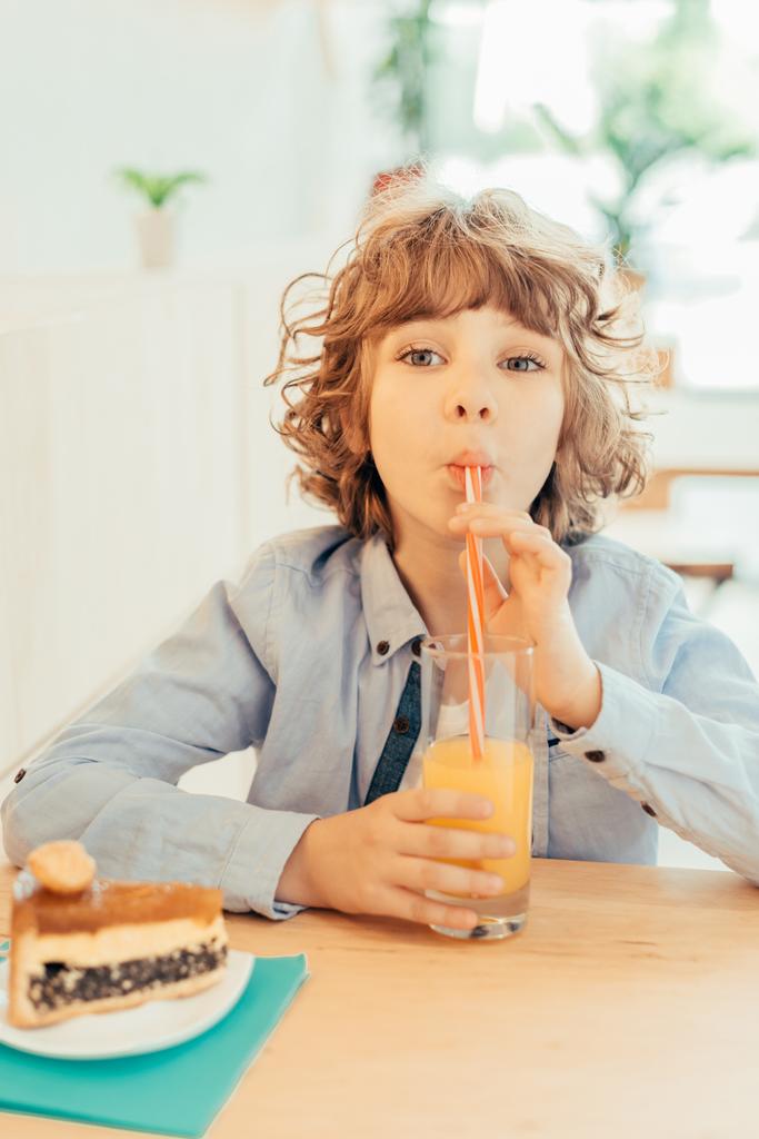 kudrnatý kluk pít pomerančový džus - Fotografie, Obrázek