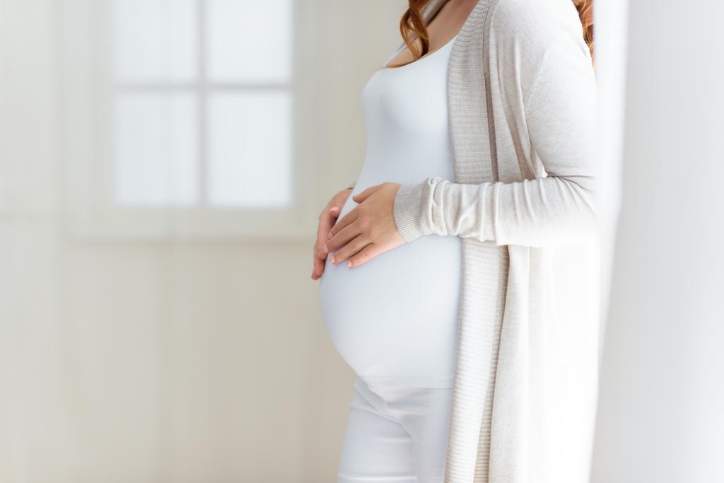 Έγκυος γυναίκα αγγίζει την κοιλιά της  - Φωτογραφία, εικόνα