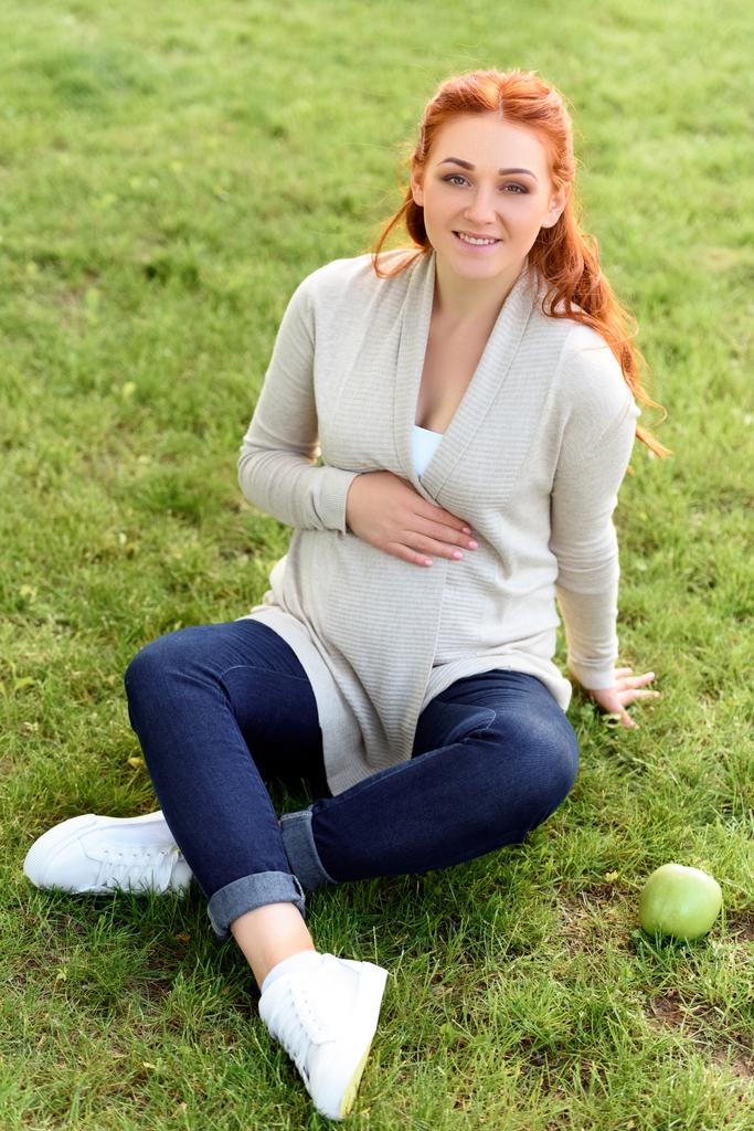 raskaana oleva nainen omena ruohoa
 - Valokuva, kuva