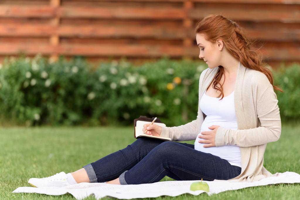 terhes nő napló írás - Fotó, kép