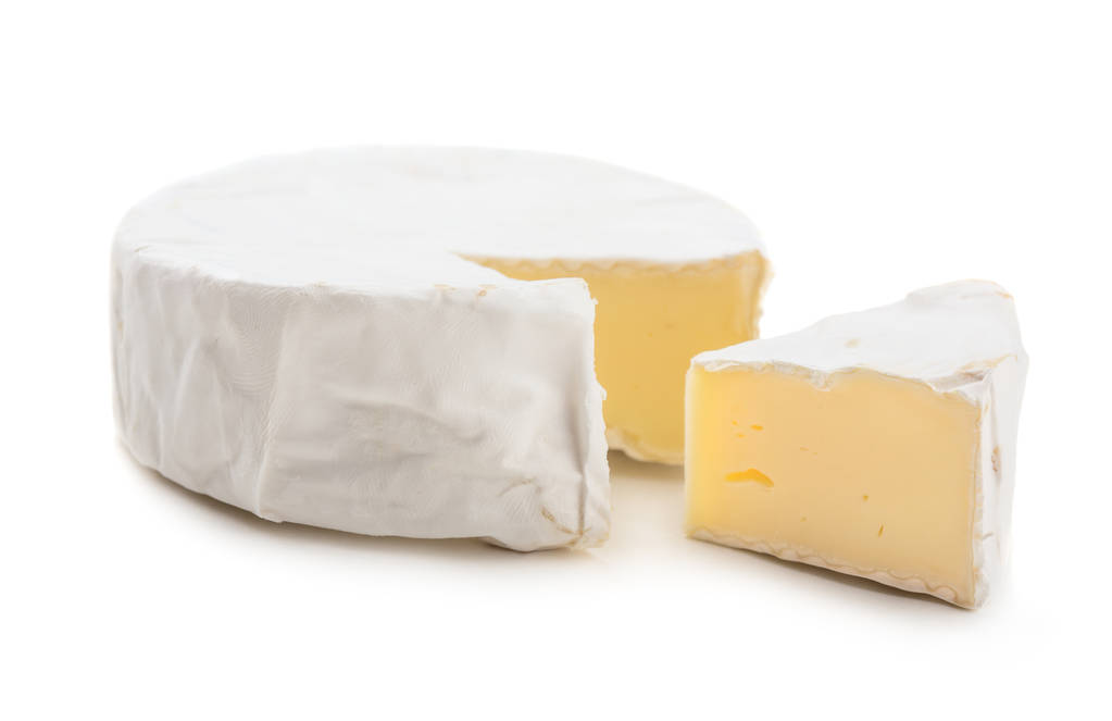 Camembert kaas geïsoleerd op witte achtergrond - Foto, afbeelding