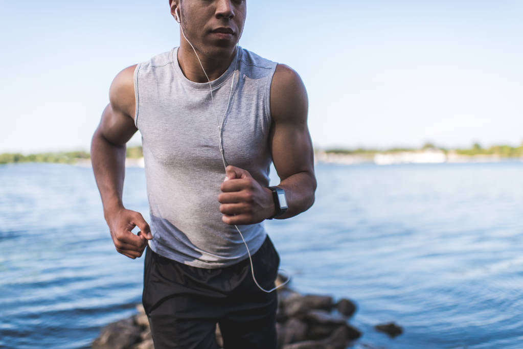 afro-amerikai sportoló, futás-on Folyópart - Fotó, kép