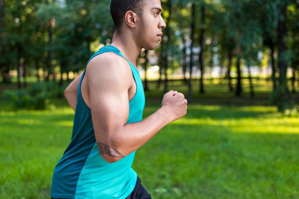 deportista afroamericano corriendo en parque
 - Foto, Imagen