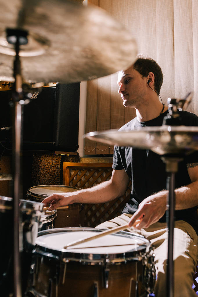 Hombre baterista tocando la batería en el estudio de grabación
 - Foto, imagen