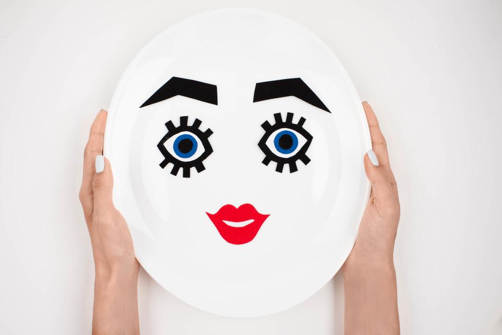 бумажное лицо с макияжем на тарелке
  - Фото, изображение