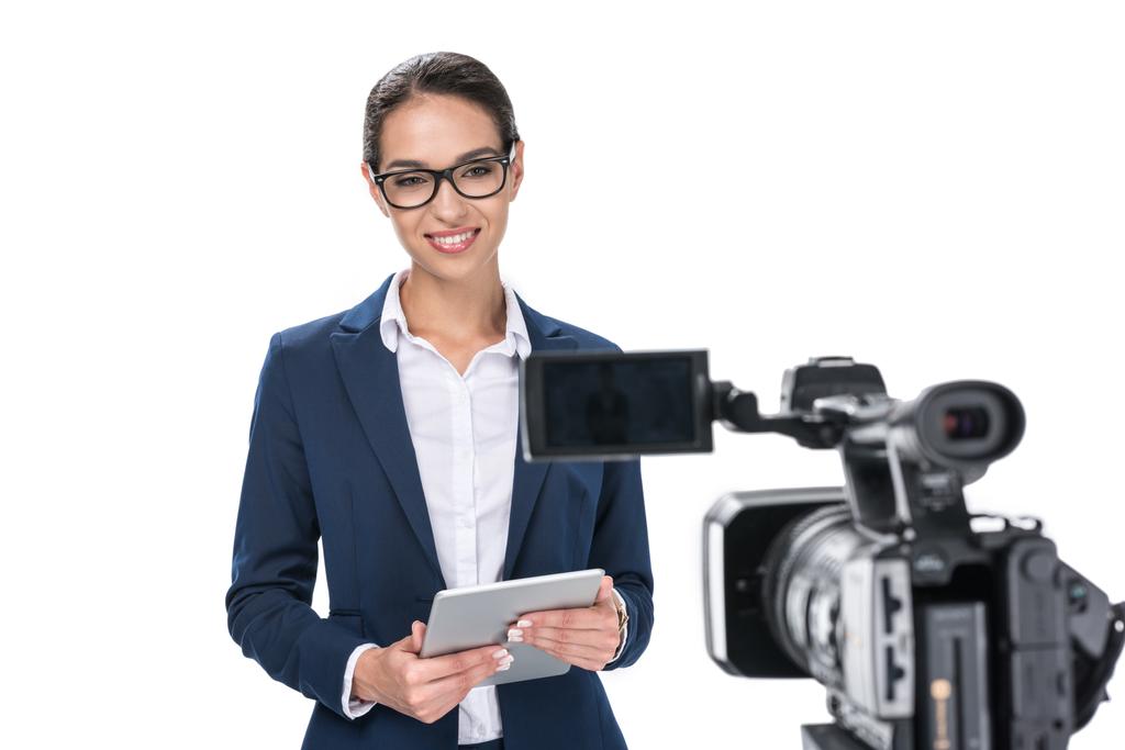 newscaster avec tablette numérique
 - Photo, image
