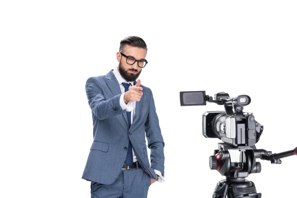 reportero de televisión delante de la cámara
 - Foto, imagen