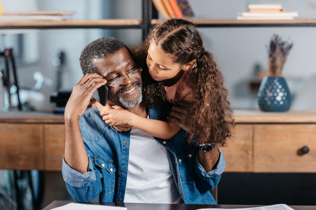 africano americano chica abrazando padre
  - Foto, imagen