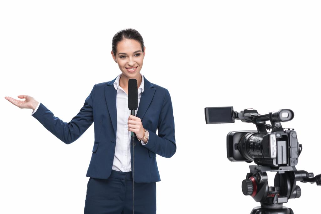 журналист с микрофоном смотрит в камеру
 - Фото, изображение