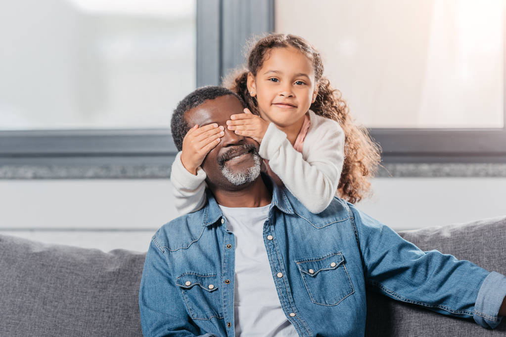 Ragazza afroamericana con padre a casa
 - Foto, immagini