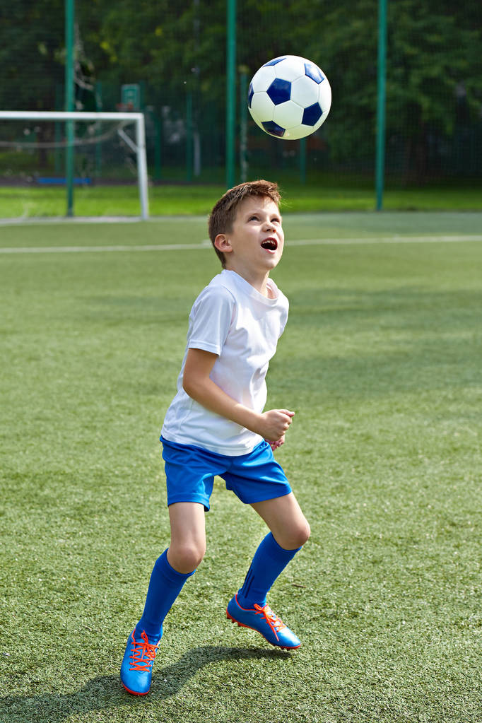 Αγόρι ποδοσφαίρου παιχνίδι με μπάλα - Φωτογραφία, εικόνα