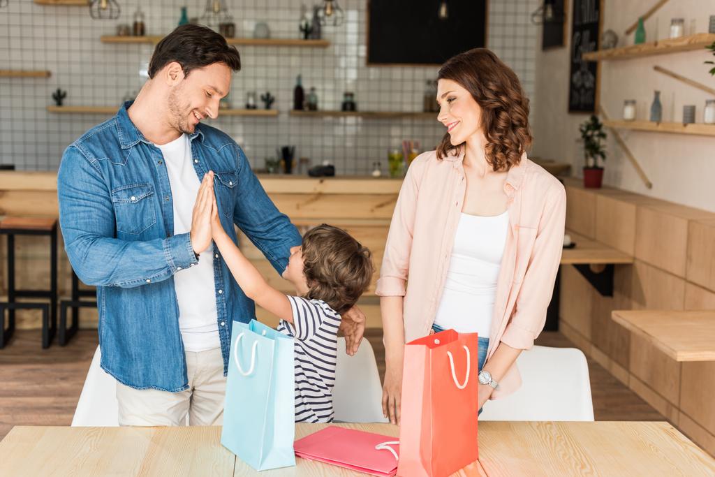 junge Familie mit Einkaufstüten - Foto, Bild