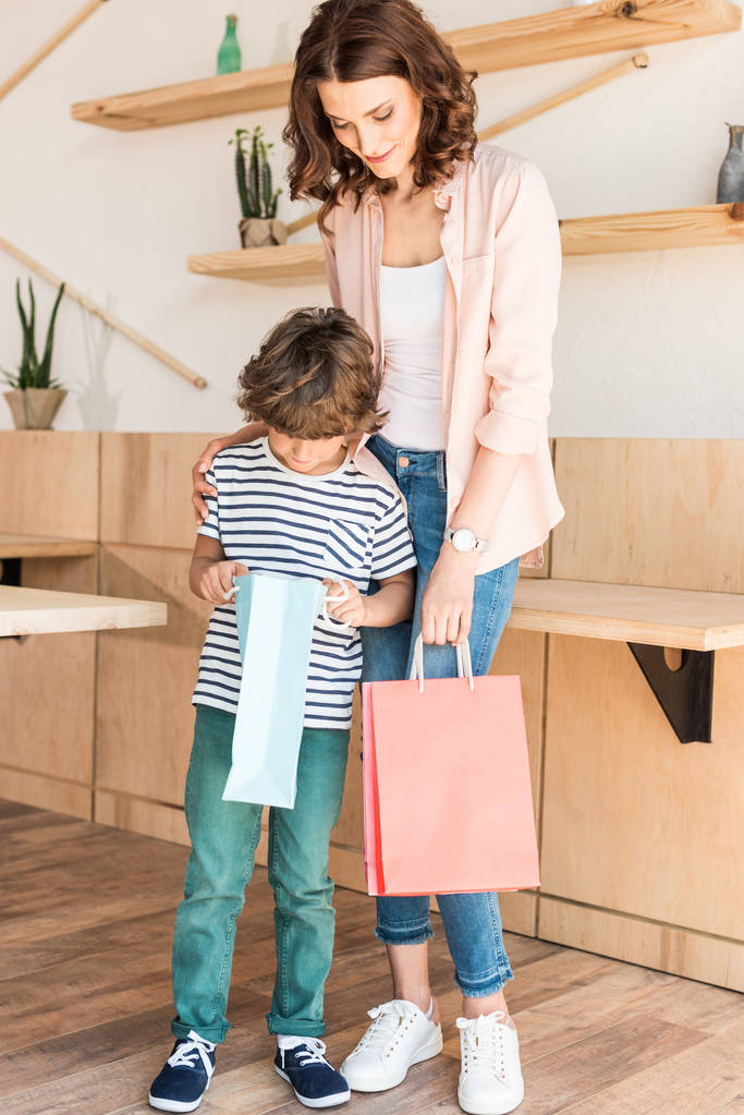 moeder en zoon met shopping tassen - Foto, afbeelding