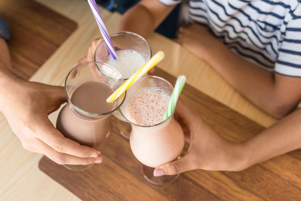 семейный звон с бокалами молочных коктейлей
 - Фото, изображение