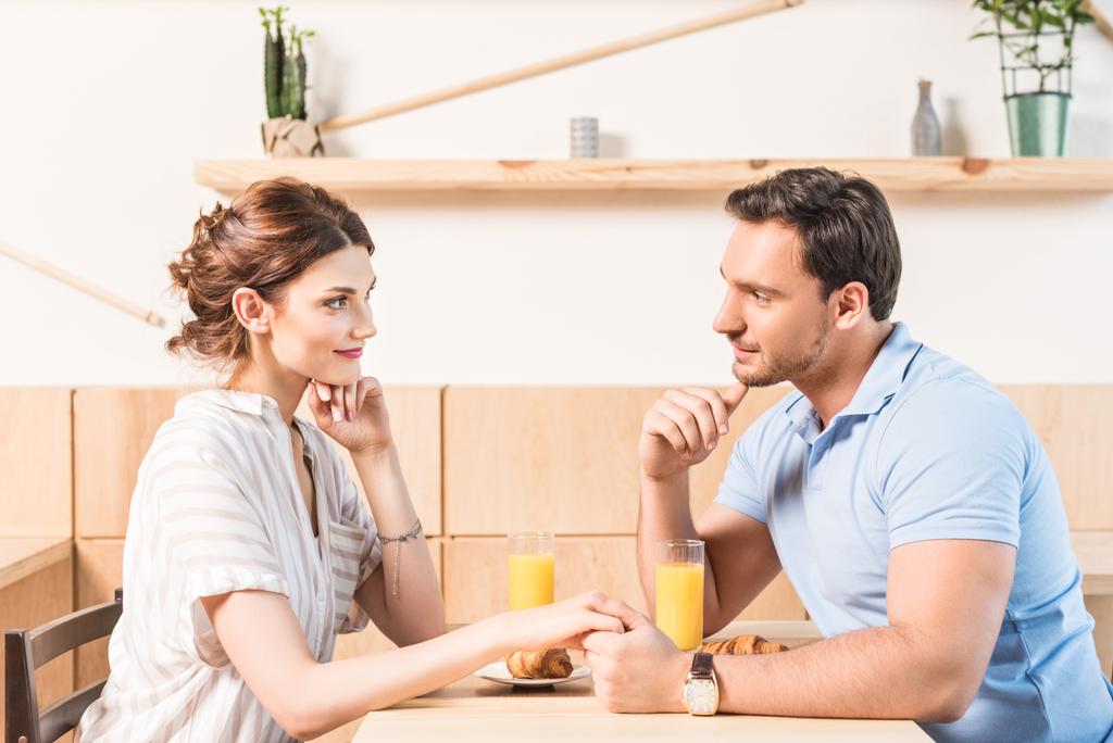 paar dating in café - Foto, afbeelding