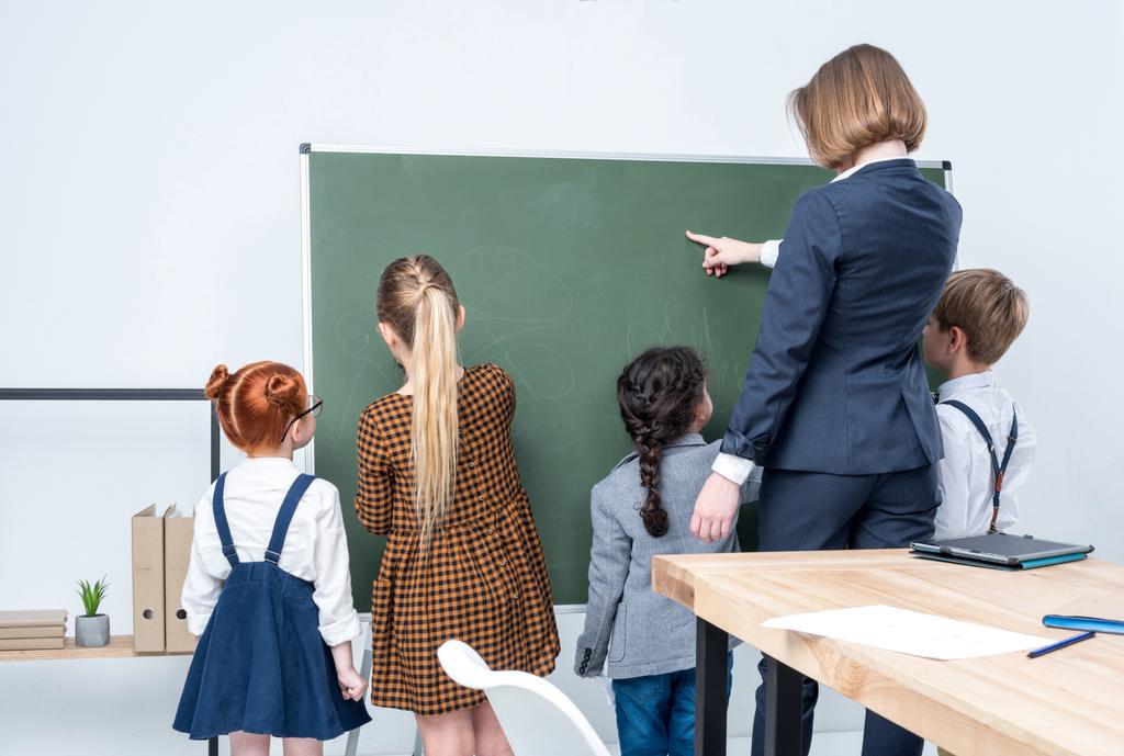 leraar met studenten op blackboard   - Foto, afbeelding