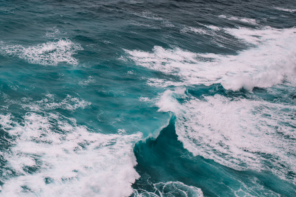 泡の海の波  - 写真・画像