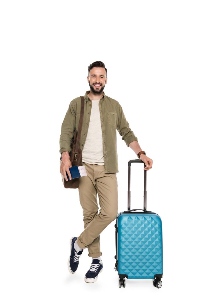 άνθρωπος με διαβατήριο, εισιτήρια και βαλίτσα - Φωτογραφία, εικόνα