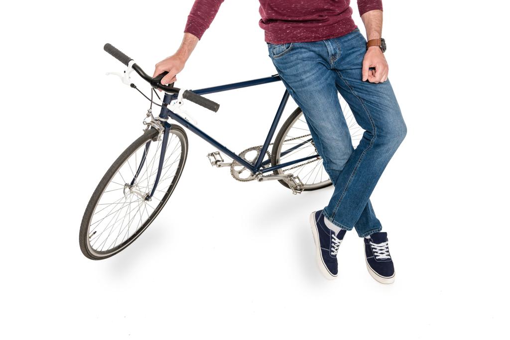 man leunend op fiets - Foto, afbeelding