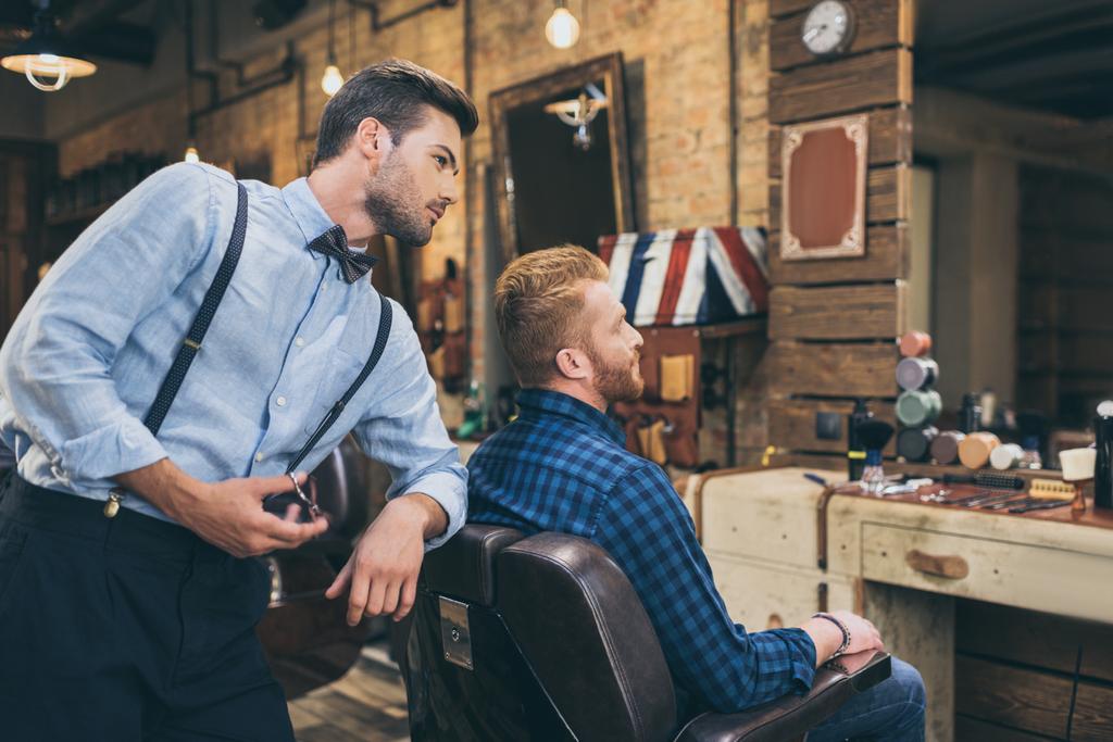 barbero con cliente en peluquería
 - Foto, Imagen
