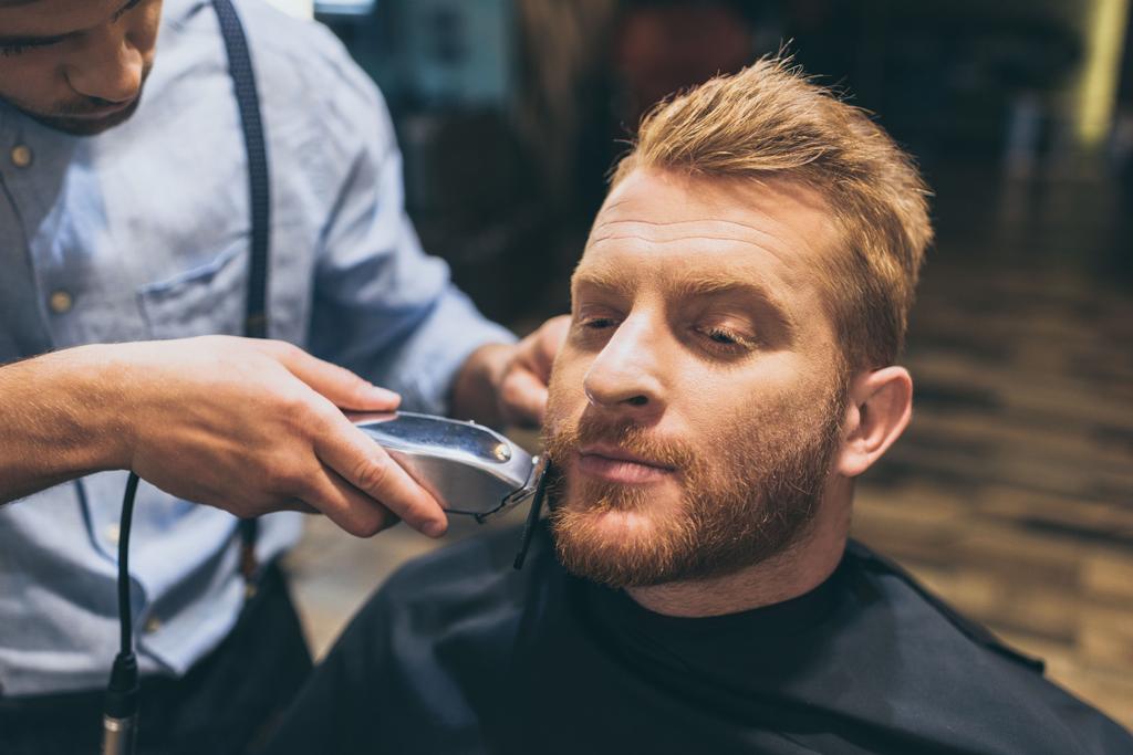 peluquero recortar barba clientes
 - Foto, imagen