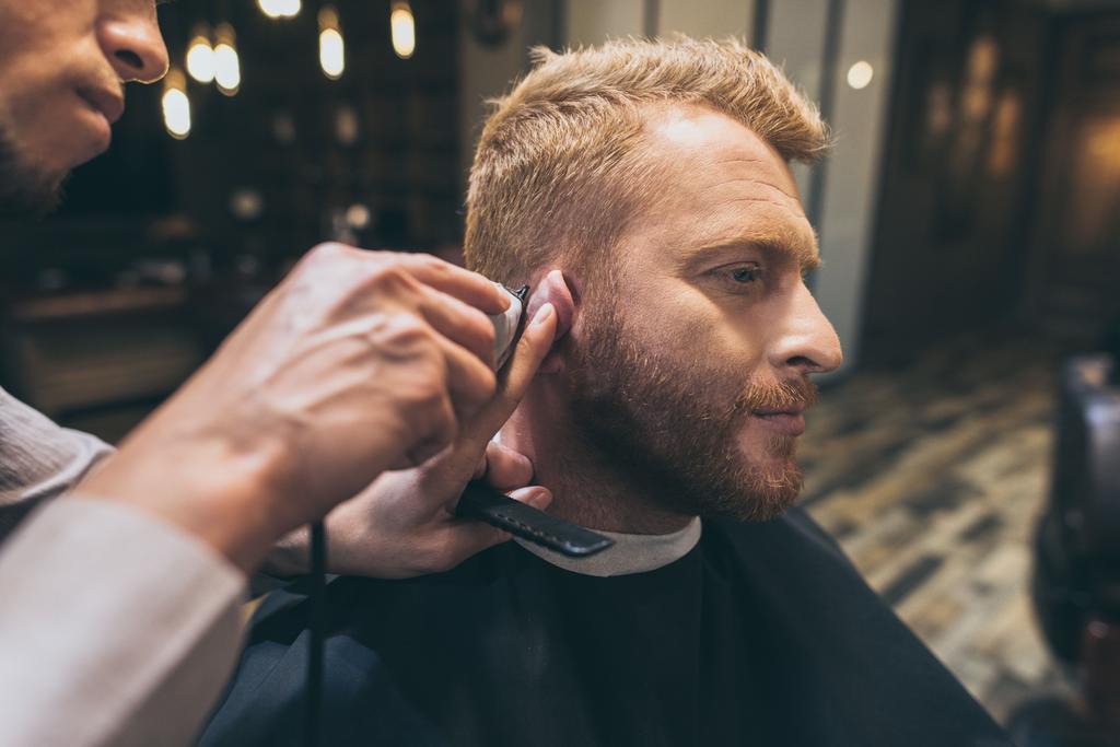 Парикмахерская стрижка волос клиента  - Фото, изображение
