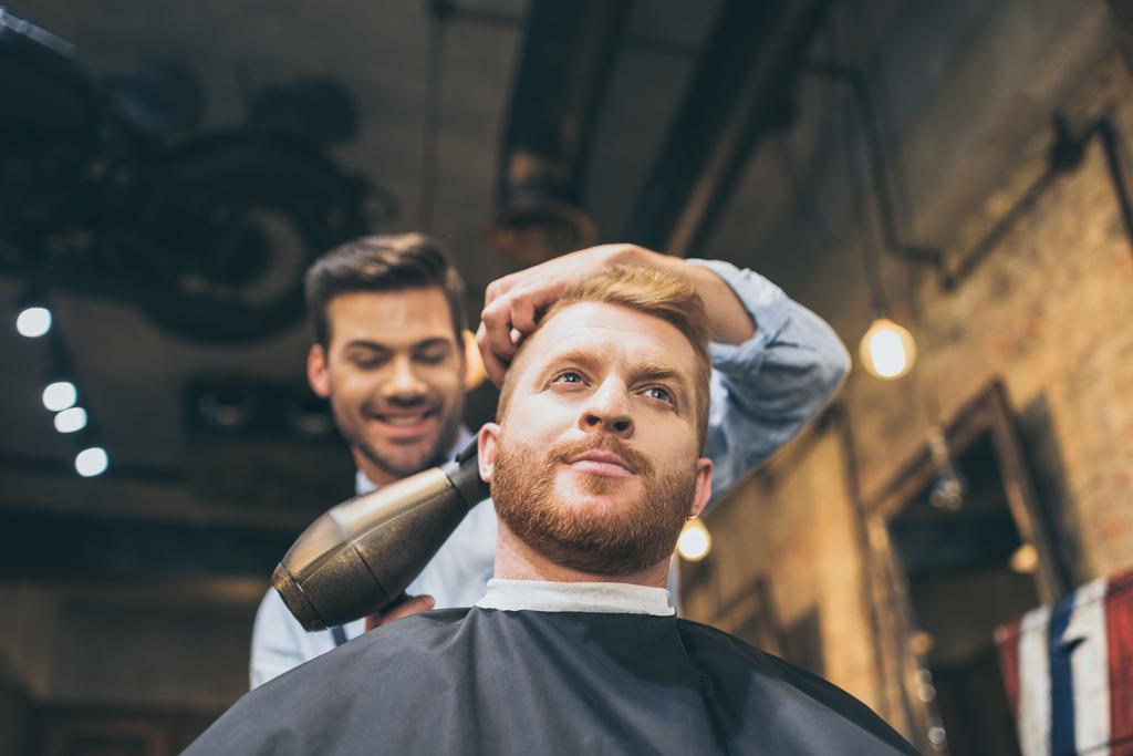 Holič sušení vlasů zákazníka - Fotografie, Obrázek