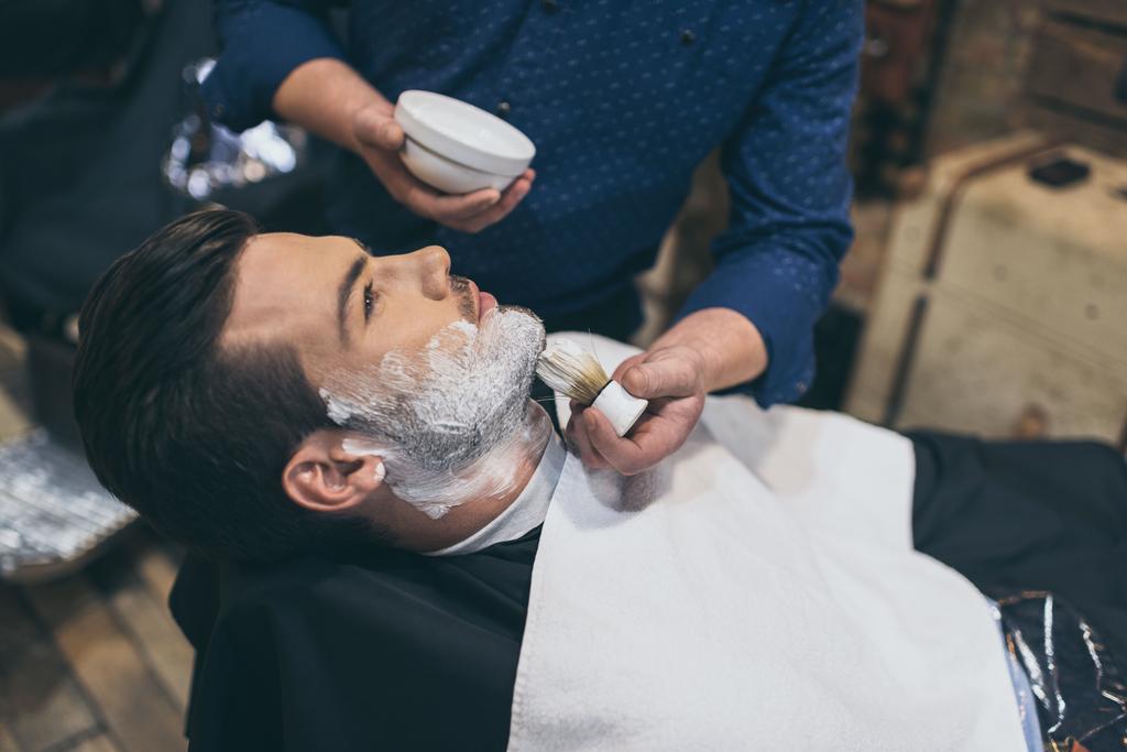 Barbiere applicare schiuma prima della rasatura
  - Foto, immagini