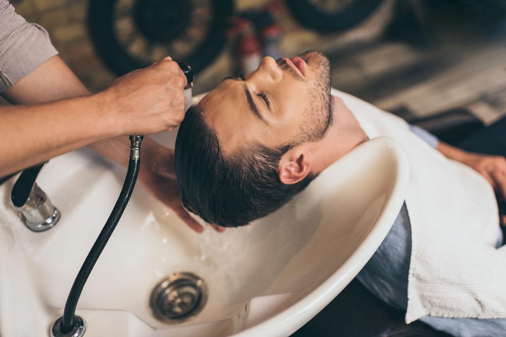 Fryzjer mycie włosów klientów  - Zdjęcie, obraz