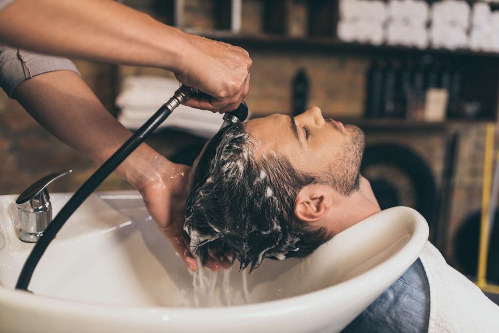 Coiffeur lavage clients cheveux  - Photo, image