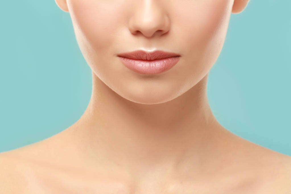 красивая молодая женщина с натуральным макияжем губ
 - Фото, изображение