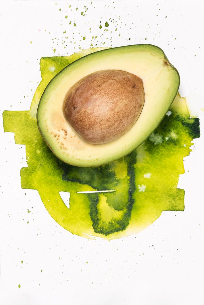 avocado met aquarel vlekken - Foto, afbeelding