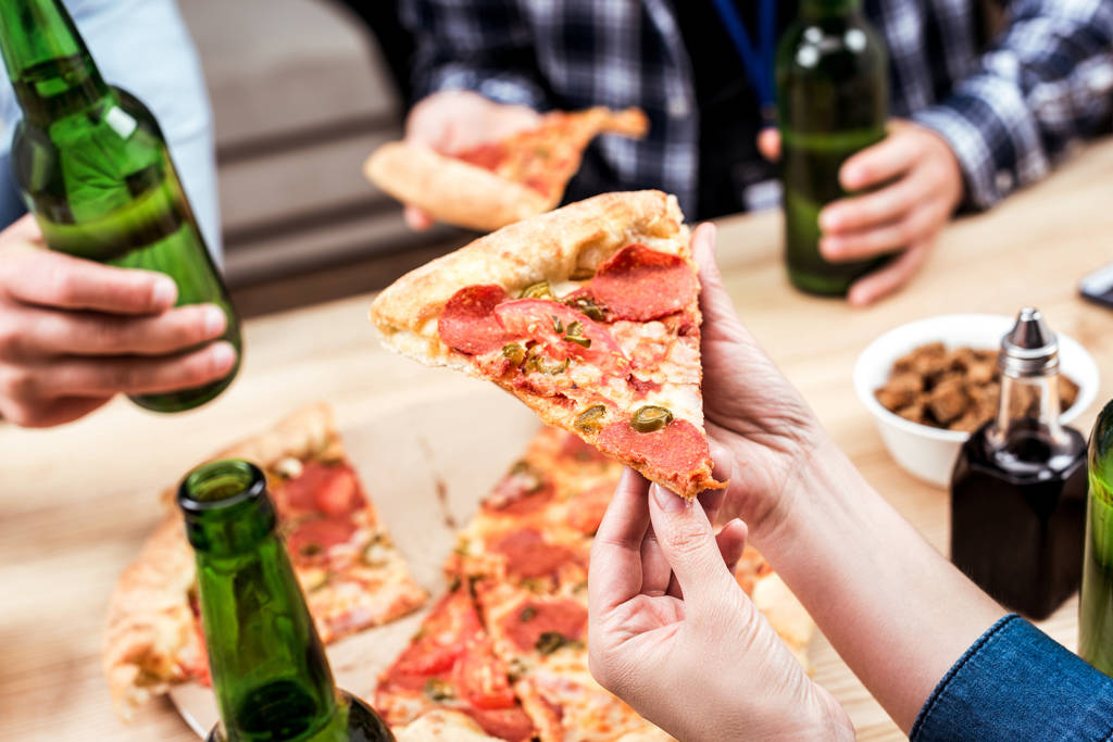 Freunde essen gemeinsam Pizza - Foto, Bild