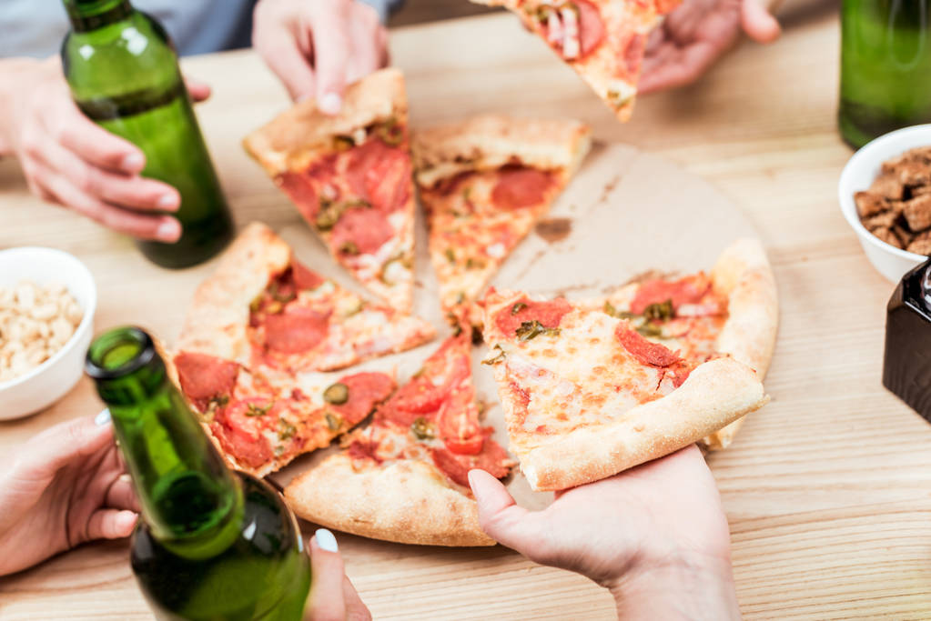 Ystävät syövät pizzaa yhdessä
 - Valokuva, kuva