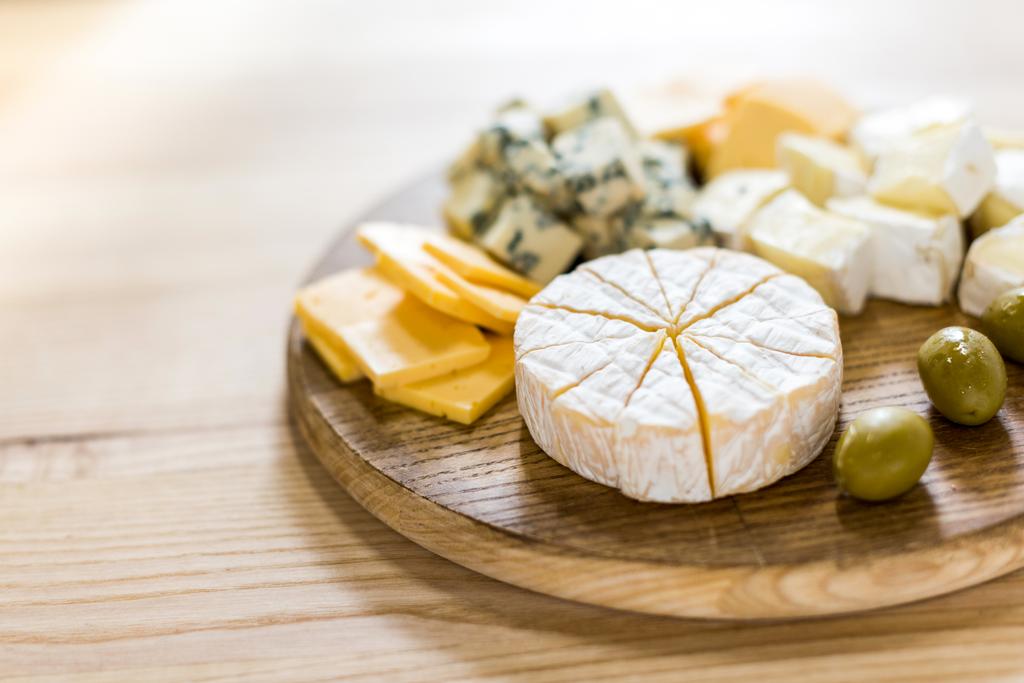 différents types de fromages et d'olives
 - Photo, image
