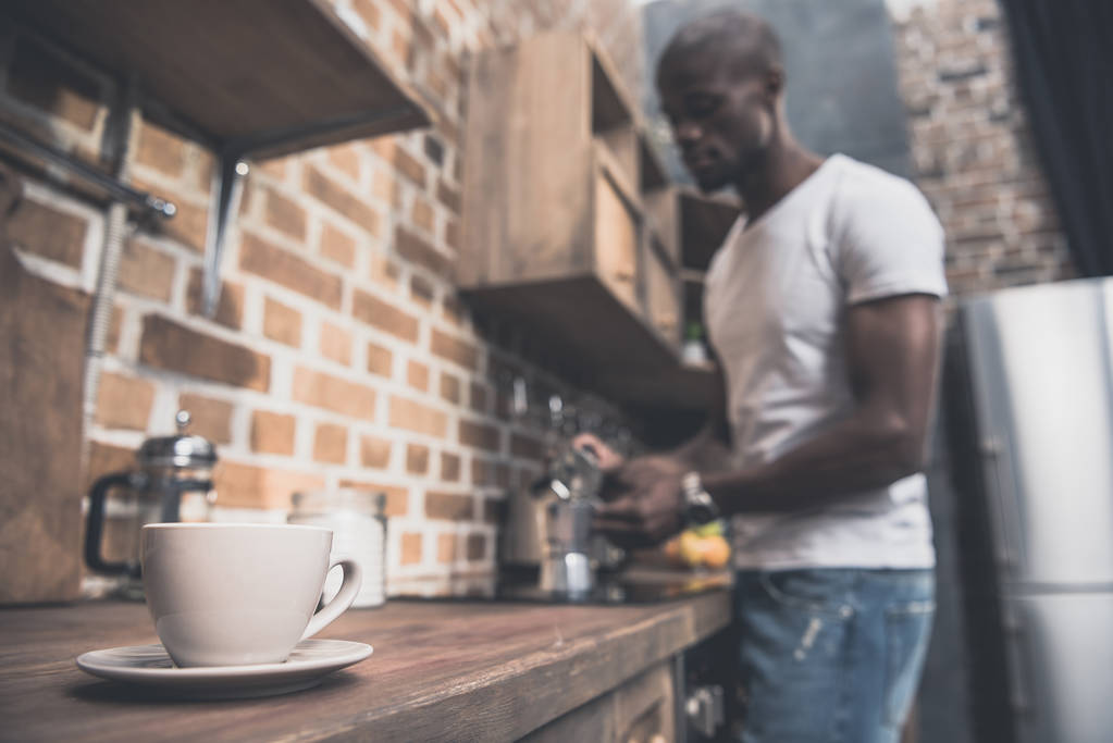 Afro-américain homme préparant le café
 - Photo, image
