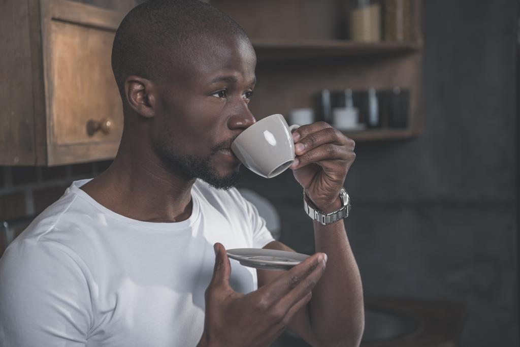 Afro-Amerikaanse man met koffie  - Foto, afbeelding