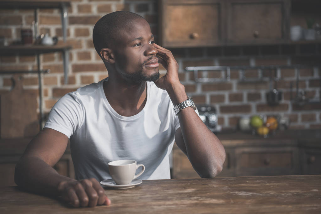 a kávé afrikai amerikai férfi  - Fotó, kép