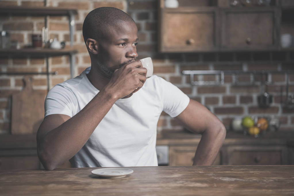 kahve ile Afrika kökenli Amerikalı adam  - Fotoğraf, Görsel