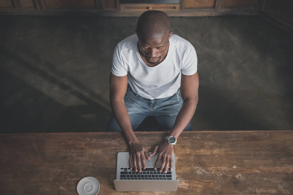 homme afro-américain en utilisant un ordinateur portable
 - Photo, image