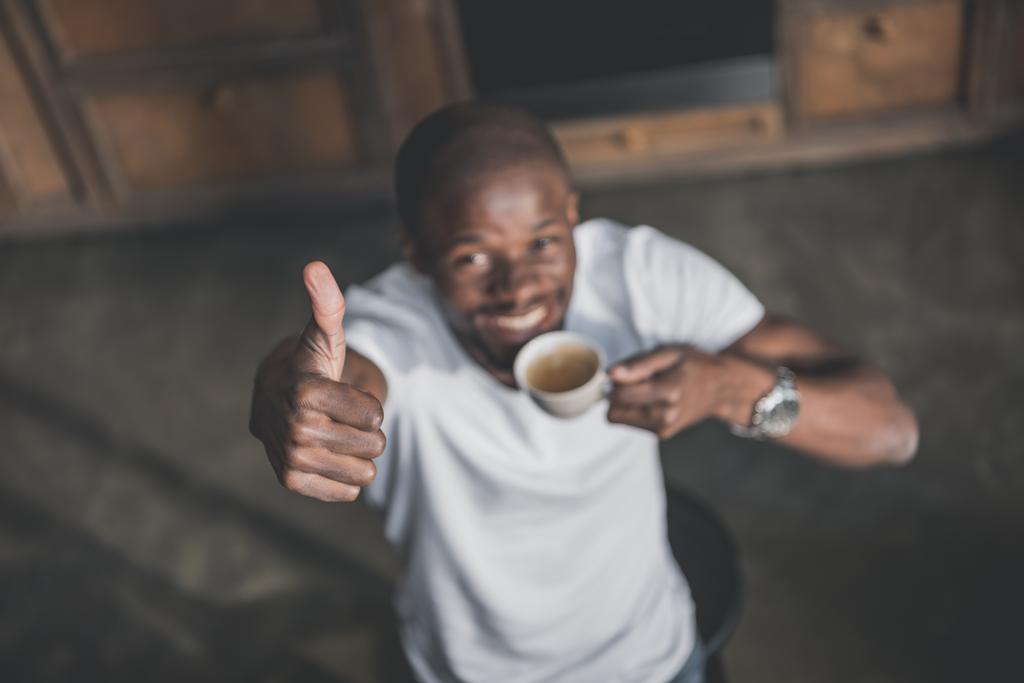 afro-americano homem com café
  - Foto, Imagem