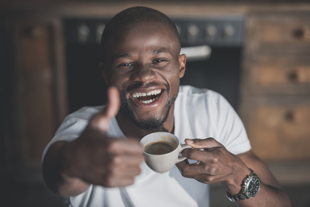 african american man z kawy  - Zdjęcie, obraz