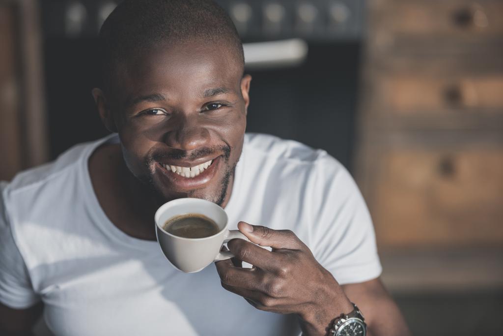 Αφρικανική αμερικανική άνθρωπος με καφέ  - Φωτογραφία, εικόνα