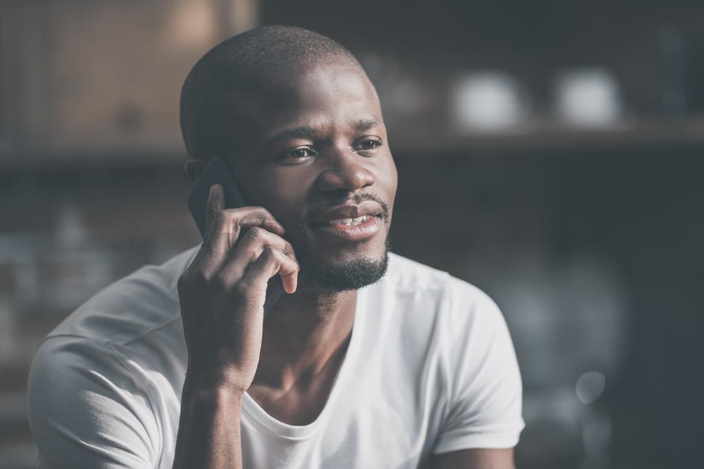 hombre afroamericano hablando por teléfono
 - Foto, Imagen