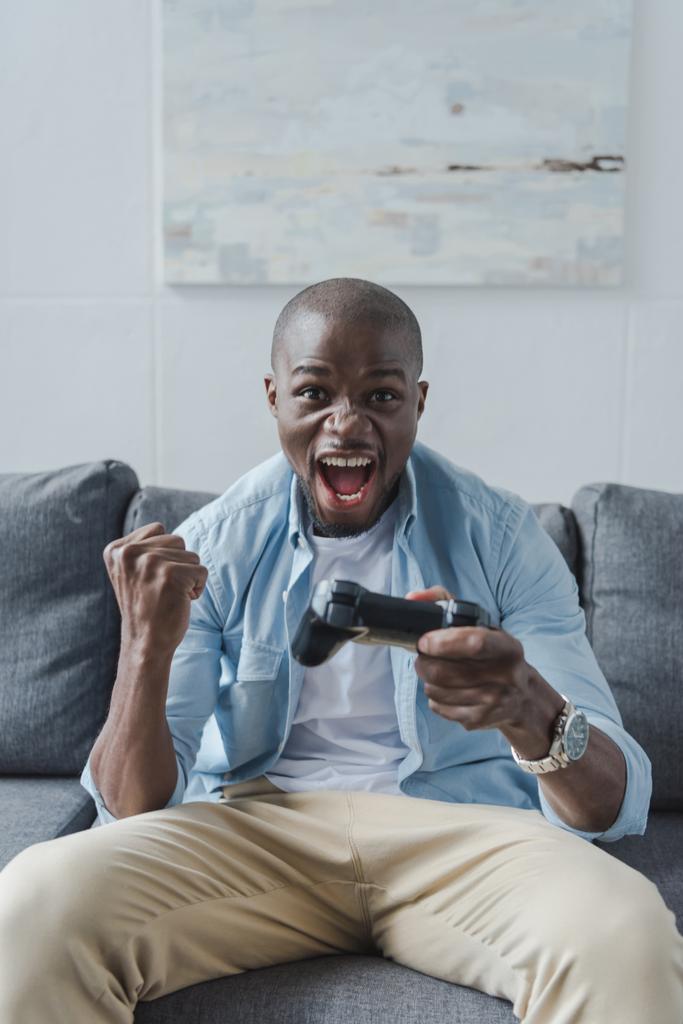 African american man gry z joystickiem - Zdjęcie, obraz